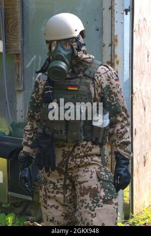 Stabsdienst Der Deutschen Armee Christina Goldenberg, dämmert beim Best Medic Competition, Juli 16, im Grafenwoehr Training Area, Grafenwoehr, auf Mission orientiertes, schützendes postured Gear. Stockfoto