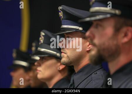 Die St. Cloud Youth Leadership Academy (SCYLA) des Jugendinitiativprogramms der St. Cloud Police Department absolviert die Klasse 2021, 16. Juli 2021. Ziel des Programms ist es, Unterstützung zu bieten, Beziehungen aufzubauen und Jugendliche im St. Cloud-Gebiet zu betreuen. Stockfoto