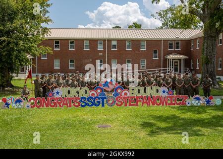 US-Marineinfanteristen mit Marine Corps-Installationen Basislager des East-Marine Corps Lejeune entsendende Mitarbeiter Sgt. John W. Stefanowicz Jr. mit dem All-Marine Wrestling Team, als er zu den Olympischen Spielen im MCB Camp Lejeune, North Carolina, aufbricht, 16. Juli 2021. Stefanowicz qualifizierte sich, das Team USA im griechisch-römischen Ringen zu vertreten, der 87-Kilogramm-Klasse für die Olympischen Spiele in Tokio in diesem Sommer. Stockfoto