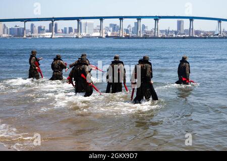 US-Marineinfanteristen mit Co. C, 1. Bataillon, 5. Marine-Regiment, 1. Marine-Division, machen sich während eines Scout Swimmer Kurses auf der Naval Amphibious Base Coronado, Kalifornien, 17. Juli 2021 auf den Weg ins Meer. Die Marineinfanteristen lernten die notwendigen Fähigkeiten, um die Aufklärung von Schwimmern für eine kleine Bootsanlegestelle in Vorbereitung auf den Einsatz zu planen und auszuführen. Stockfoto