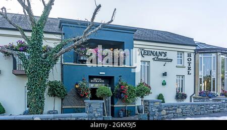 Keenans of Tarmonbarry, Roscommon, Irland. Ein Hotel und Restaurant am Ufer des Flusses Shannon. Stockfoto