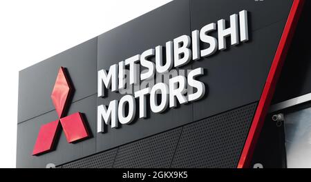 Charkow, Ukraine - 13. September 2021: Mitsubishi-Markenlogo auf dem Einzelhandelsgebäude Stockfoto