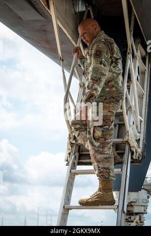 LT. General Anthony Cotton, stellvertretender Kommandant der Air Force Global Strike Commander, verlässt das Cockpit eines B-1B Lancer auf der Barksdale Air Force Base, Louisiana, 16. Juli 2021. Die B-1 wurde zur Stilllegung nach Barksdale geflogen und im September 2021 als statische Ausstellung im Air Power Museum von Barksdale aufgestellt. Stockfoto