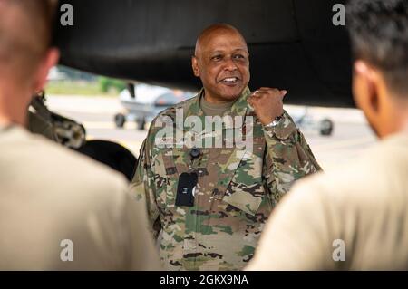 LT. General Anthony Cotton, stellvertretender Kommandant des Air Force Global Strike Command, spricht mit Airmen von der Dyess Air Force Base, Texas, über einen B-1B Lancer auf der Barksdale Air Force Base, Louisiana, 16. Juli 2021. Die B-1 wurde zur Stilllegung nach Barksdale geflogen und im September 2021 als statische Ausstellung im Air Power Museum von Barksdale aufgestellt. Stockfoto