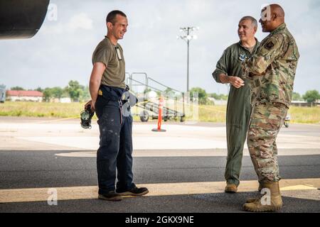 LT. General Anthony Cotton, stellvertretender Kommandant des Air Force Global Strike Command, spricht mit Airmen von der Dyess Air Force Base, Texas, über einen B-1B Lancer auf der Barksdale Air Force Base, Louisiana, 16. Juli 2021. Die B-1 wurde zur Stilllegung nach Barksdale geflogen und im September 2021 als statische Ausstellung im Air Power Museum von Barksdale aufgestellt. Stockfoto