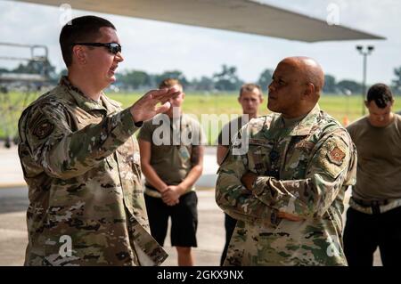 LT. General Anthony Cotton, stellvertretender Kommandeur des Global Strike Command der Luftwaffe, rechts, konsultiert Meister Sgt. Joshua Gallagher, 9. Produktionsleiter der Flugzeugwartung, links, zur Spezifikation eines B-1B Lancer auf der Barksdale Air Force Base, Louisiana, 16. Juli 2021. Die B-1 wurde zur Stilllegung nach Barksdale geflogen und im September 2021 als statische Ausstellung im Air Power Museum von Barksdale aufgestellt. Stockfoto