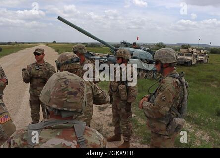 US Army National Guard Observer, Coach, Trainer mit Army National Guard Operations Group Wolf strategize with 2-312 Training Support Bataillon, 174. Kombinierte Waffen-Training-Brigade, First Army East und gegnerische Kräfte 16. Juli 2021 in Fort Hood, Texas. Mehrere ÜLG von mehreren Einheiten wurden während der exportierbaren Kampftrainingsfähigkeit 21-03 erweitert, um das 278. Gepanzerte Kalvarienregiment, Tennessee Army National Guard, zu unterstützen. Die ÜLG widmeten sich mehr Zeit, um das Manövrierschema einer Area Defence Lane aufgrund der Komplexität der Lane und der Anzahl der Elemente, die mehrere CO durchführen, zu besprechen Stockfoto