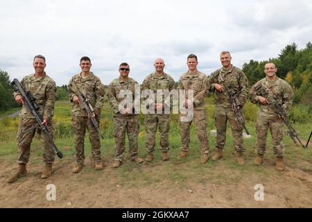 Soldaten, die dem 2. Bataillon der New Yorker Armee, dem 108. Infanterie-Regiment, zugewiesen wurden, posieren am 16. Juli auf dem Scharfschützengewehrbereich in Fort Drum, New York, für ein Gruppenfoto. Die Scharfschützenabteilung des Bataillons und der Assistant Intelligence Officer verbrachten acht Tage damit, ihre Fähigkeiten an drei verschiedenen Scharfschützengewehren während des jährlichen Trainings zu verbessern. Stockfoto