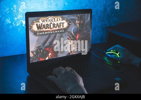 World of Warcraft ist ein Online-Rollenspiel mit Massively Multiplayer. Video-Computerspiel. Mann spielen Videospiel auf Laptop Stockfoto