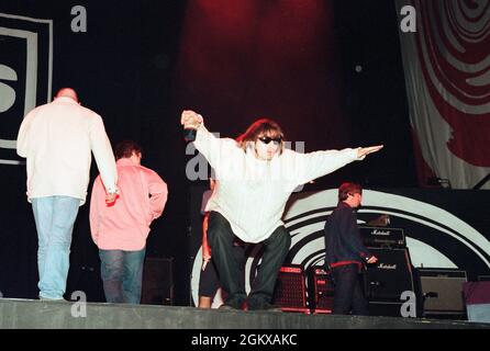 Liam Gallagher begrüßt die 250,00 Zuschauer, bevor er am zweiten Konzertabend im Knebworth, 1996. August, live mit Oasis auf der Bühne auftrat Stockfoto