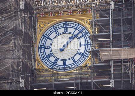 London, Großbritannien. September 2021. Das renovierte Ziffernblatt von Big Ben wurde enthüllt, da die Renovierungsarbeiten bald abgeschlossen sind.die Renovierung des berühmten Wahrzeichen, dessen offizieller Name Elizabeth Tower ist, begann 2017 und wird voraussichtlich Anfang 2022 abgeschlossen sein. Kredit: SOPA Images Limited/Alamy Live Nachrichten Stockfoto