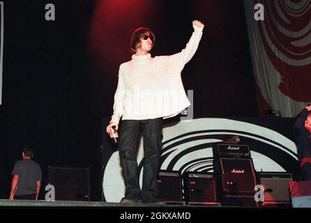 Liam Gallagher begrüßt die 250,00 Zuschauer, bevor er am zweiten Konzertabend im Knebworth, 1996. August, live mit Oasis auf der Bühne auftrat Stockfoto