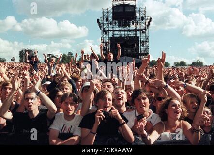 250,000 Zuschauer sehen Liam Gallagher und Noel Gallagher live auf der Bühne mit Oasis im Knebworth, August 1996 Stockfoto