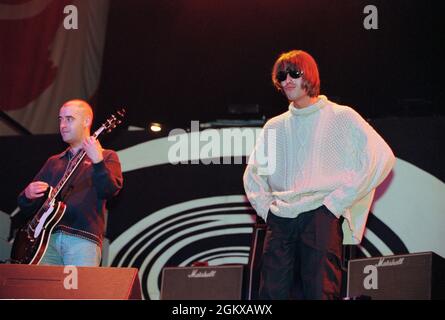 Liam Gallagher und Paul 'Bonehead' Arthurs spielen live mit Oasis beim zweiten Nachtkonzert im Knebworth, August 1996 Stockfoto