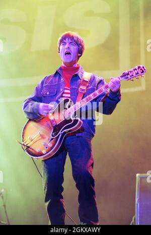 Noel Gallagher spielt live auf der Bühne mit Oasis im Knebworth, August 1996 Stockfoto