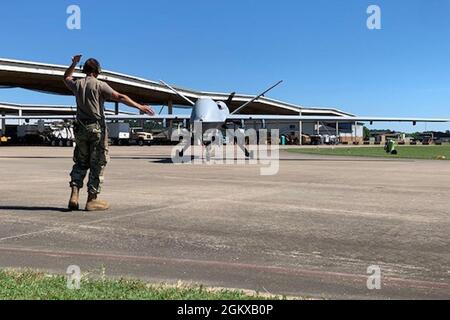 Ein Mitglied des 147. Angriffsflügelflugstaffels führt einen MQ-9 Reaper auf der Ebbing Air National Guard Base, Ark, aus. Während der gemeinsamen Übung „Etablieren Sie Fury“. Die Übung zeigt die Machbarkeit der unmittelbaren Reaktionskraft des Wings mithilfe des Konzepts „Agile Combat Employment“. Stockfoto