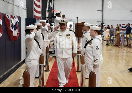 SARATOGA SPRINGS, New York – ADM hinten. Charles Rock, Commander Navy Region Mid-Atlantic, präsidierte als Cmdr. Raymond Gamicchia entlastete Cmdr. Phillip Boice als Kommandant, Naval Support Activity Saratoga Springs bei einer Zeremonie im Feldhaus der Installation am 16. Juli. Stockfoto