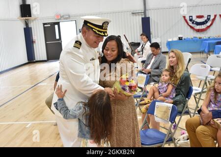 SARATOGA SPRINGS, New York – ADM hinten. Charles Rock, Commander Navy Region Mid-Atlantic, präsidierte als Cmdr. Raymond Gamicchia entlastete Cmdr. Phillip Boice als Kommandant, Naval Support Activity Saratoga Springs bei einer Zeremonie im Feldhaus der Installation am 16. Juli. Stockfoto