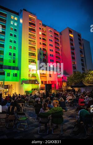 Bremen, Deutschland. September 2021. Beim Open-Air-Konzert „Singing Balconies“ musizierten Sänger aus Bremen und Umgebung im Innenhof einer Wohnanlage und auf einem Balkon. Die Zuschauer konnten auf Sofas, Stühlen und Bänken Platz nehmen, um der Musik zuzuhören, die Bewohner konnten auch von ihren Balkonen aus zusehen. Quelle: Sina Schuldt/dpa/Alamy Live News Stockfoto