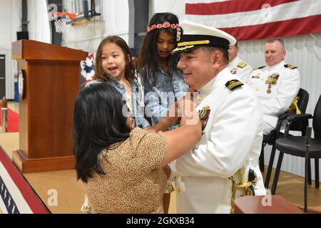 SARATOGA SPRINGS, New York – ADM hinten. Charles Rock, Commander Navy Region Mid-Atlantic, präsidierte als Cmdr. Raymond Gamicchia entlastete Cmdr. Phillip Boice als Kommandant, Naval Support Activity Saratoga Springs bei einer Zeremonie im Feldhaus der Installation am 16. Juli. Stockfoto