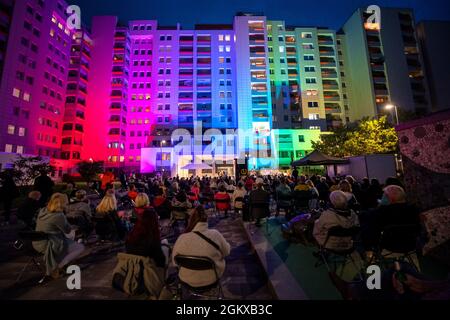 Bremen, Deutschland. September 2021. Beim Open-Air-Konzert „Singing Balconies“ musizierten Sänger aus Bremen und Umgebung im Innenhof einer Wohnanlage und auf einem Balkon. Die Zuschauer konnten auf Sofas, Stühlen und Bänken Platz nehmen, um der Musik zuzuhören, die Bewohner konnten auch von ihren Balkonen aus zusehen. Quelle: Sina Schuldt/dpa/Alamy Live News Stockfoto