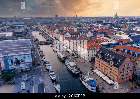 Berühmter Nyhavn Pier mit bunten Gebäuden und Booten in Kopenhagen, Dänemark. Stockfoto