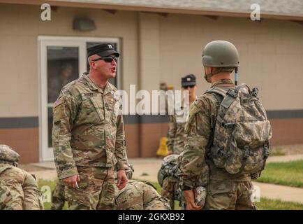 Offizierskandidaten der 208. Regional Training Institute Officer Candidate School (OCS), Klasse 65, nahmen am ersten Bohrloch in Fort Harrison, Montana, vom 16. Bis 18. Juli 2021 Teil. Die Kandidaten werden strengen körperlichen und geistigen Herausforderungen ausgesetzt, um Beamte der Montana National Guard zu werden. Stockfoto