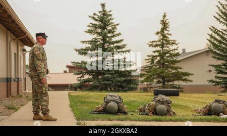 Offizierskandidaten der 208. Regional Training Institute Officer Candidate School (OCS), Klasse 65, nahmen am ersten Bohrloch in Fort Harrison, Montana, vom 16. Bis 18. Juli 2021 Teil. Die Kandidaten werden strengen körperlichen und geistigen Herausforderungen ausgesetzt, um Beamte der Montana National Guard zu werden. Stockfoto