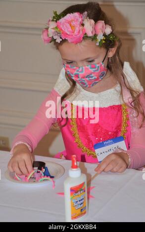 Prinzessin Catherine fügt ihrem Zauberstab bei der Veranstaltung „Storytime with Princesses“ im Rock Island Arsenal, Illinois, im Juli 17, bezaubernde Elemente hinzu. Stockfoto