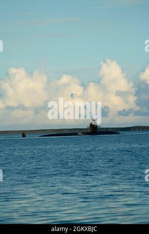 APRA HARBOUR (17. Juli 2021). Das Schnellangriff-U-Boot der Los Angeles-Klasse USS Key West (SSN 722) verlässt den US-Marinestützpunkt Guam zu einem regelmäßig geplanten Einsatz. Key West führt Überwachungs-, Trainings- und andere kritische Missionen im Einsatzgebiet der 7. US-Flotte durch. Stockfoto