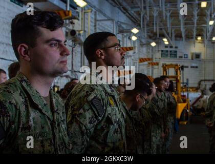 Matrosen, die der USS Gerald R. Ford (CVN 78) zugewiesen wurden, stehen während einer feierlichen Zeremonie für neu fortgeschrittene Kleinoffiziere der 1., 2. Und 3. Klasse, 17. Juli 2021, in Formation. Ford führt derzeit im Atlantischen Ozean Full Ship Shock Trials durch. Die US Navy führt Schockversuche an neuen Schiffsdesigns mit Live-Sprengstoffen durch, um zu bestätigen, dass unsere Kriegsschiffe auch unter den harten Bedingungen, die sie im Kampf treffen könnten, weiterhin anspruchsvolle Missionsanforderungen erfüllen können. Stockfoto