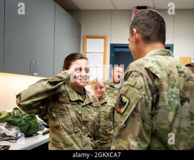 US Air Force Tech. Sgt. Sabrina Phipps, links, 133. Operations Support Squadron, begrüßt LT. General Michael A. Loh, Direktor, Air National Guard, nach Erhalt seiner Münze in St. Paul, Minnesota, 17. Juli 2021. Phipps wurde von ihrer Führung als herausragende Performerin für die 133. Operations Group anerkannt. Stockfoto