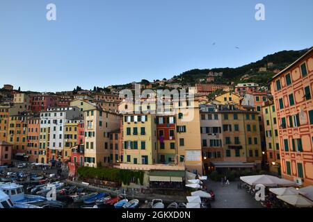Suggestive Ansicht der charakteristischen farbigen Häuser in Camogli Stockfoto