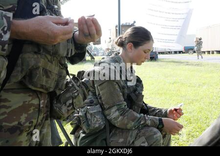 Sgt. Lillian Meuret, Mitglied der Hauptquartier- und Hauptquartier-Kompanie, 1. Bataillon, 138. Infanterie-Regiment, Missouri Army National Guard, Die zur Zeit dem Kampfteam der 39. Infanterie-Brigade angeschlossen ist, beugt sich im Gebet vor der Teilnahme an der Kommunion während eines protestierenden Gottesdienstes am Sonntagmorgen im Joint Readiness Training Center, Fort Polk, La. 18. Juli 2021. Stockfoto