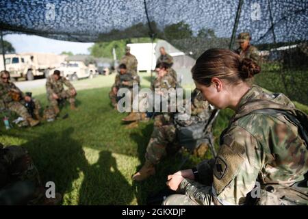 Soldaten, einschließlich Sgt. Lillian Meuret, Mitglied der Headquarters and Headquarters Company, 1. Bataillon, 138. Infanterie-Regiment, Missouri Army National Guard, verneigt sich beim Eröffnungsgebet für den Religionsdienst der 39. Brigade im Joint Readiness Training Center, Fort Polk, La. 18. Juli 2021. Stockfoto