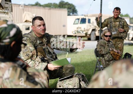 Capt. Brandon Jendrejas, Brigadekaplan, spricht mit Soldaten der Nationalgarde der Arkansas Army, die dem 39. Kampfteam der Infanterie-Brigade zugewiesen sind, während eines protestierenden religiösen Gottesdienstes am Sonntagmorgen im Joint Readiness Training Center, Fort Polk, La. 18. Juli 2021. Stockfoto