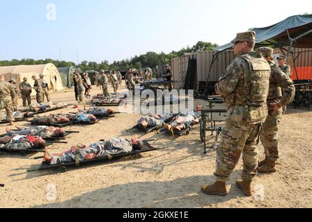 Armee Reserve Brig. General Michael L. Yost, Deputy Commanding General (OCP), 807. Medical Command (Deployment Support), beobachtet eine simulierte Massenübung als leitender Trainer für Regional Medic in Fort McCoy, Wis., 18. Juli 2021. Regional Medic ist Teil von WAREX 86-21-03, einer Kampfunterstützungs-Trainingsübung, die sicherstellt, dass Einheiten und Soldaten der US-Army Reserve ausgebildet und einsatzbereit sind, um fähige, kampfbereite und einsatzbereite Einheiten zur Unterstützung der Armee und unserer gemeinsamen Partner überall auf der Welt zu bringen. Stockfoto