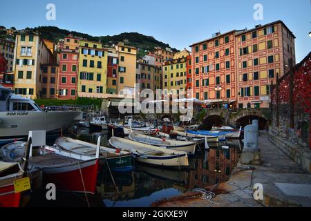 Suggestive Ansicht der charakteristischen farbigen Häuser in Camogli Stockfoto