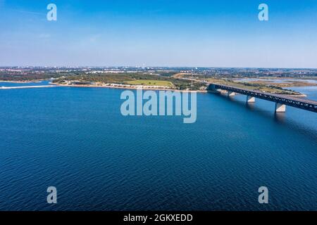 Panoramablick auf die Øresund-Brücke bei Sonnenuntergang über der Ostsee Stockfoto