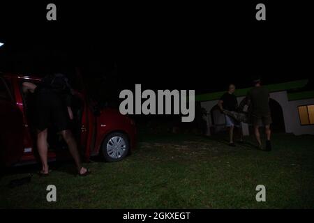 Die Grünen Berets der US-Armee mit dem 2. Bataillon, der 1. Special Forces Group (Airborne), bewegen einen simulierten Unfall, um während der Forager 21 in Saipan, Commonwealth der Nördlichen Marianen, 18. Juli 2021 medizinische Hilfe zu leisten. Forager 21 ist eine US Army Pacific Stockfoto