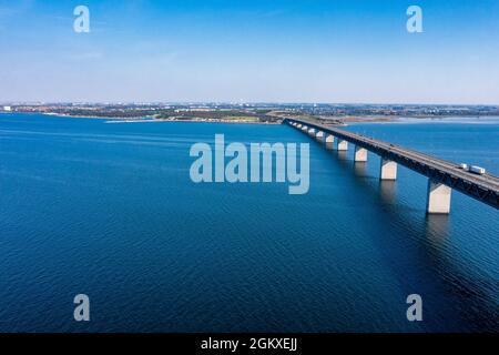 Panoramablick auf die Øresund-Brücke bei Sonnenuntergang über der Ostsee Stockfoto