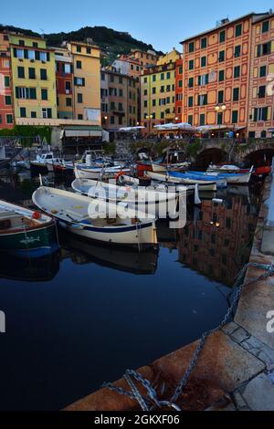 Suggestive Ansicht der charakteristischen farbigen Häuser in Camogli Stockfoto