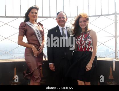 New York, NY, USA. September 2021. Die amtierende Miss Universe, Andrea Meza und der Generalkonsul von Mexiko in New York, Jorge Islas L-pez, fotografierten gemeinsam mit dem Mexican Cultural Institute of New York bei einer feierlichen Beleuchtung des Empire State Building anlässlich des mexikanischen Unabhängigkeitstages am 15. September 2021 in New York City. Quelle: Erik Nielsen/Media Punch/Alamy Live News Stockfoto