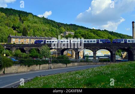 HALIFAX. WEST YORKSHIRE. ENGLAND. 05-29-21. Berry Lane das Eisenbahnviadukt. Zwei DMU der Northern Rail der Klasse 197 mit einem Service nach Leeds. Stockfoto