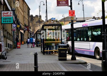 HALIFAX. WEST YORKSHIRE. ENGLAND. 05-29-21. Die George Street und der Bus halten an einem sonnigen Samstagnachmittag. Stockfoto