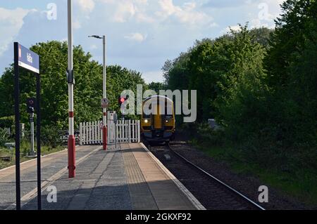 HALIFAX. WEST YORKSHIRE. ENGLAND. 05-29-21. Der Bahnhof mit einer Northern Rail DMU der Klasse 158871, die mit einem Service von Manchester Victoria ankommt Stockfoto