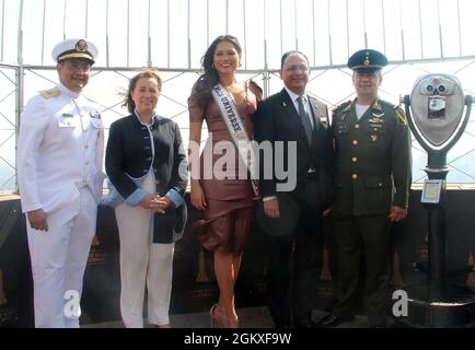 New York, NY, USA. September 2021. Die amtierende Miss Universe, Andrea Meza und der Generalkonsul von Mexiko in New York, Jorge Islas L-pez, fotografierten gemeinsam mit dem Mexican Cultural Institute of New York bei einer feierlichen Beleuchtung des Empire State Building anlässlich des mexikanischen Unabhängigkeitstages am 15. September 2021 in New York City. Quelle: Erik Nielsen/Media Punch/Alamy Live News Stockfoto