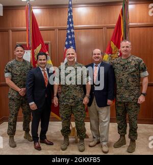 (Von links nach rechts) Sgt. Maj. Carlos A. Ruiz, Hauptfeldwebel der Marine Forces Reserve und der Marine Forces South, Rico Alvendia, Kapitän der Mars-Legion, LT. General David G. Bellon, Kommandant von MARFORRES und MARFORSOUTH, Mike Turner, Präsident der Mars-Legion, und Brig. General Michael McWilliams, stellvertretender Kommandant von MARFORRES und MARFORSOUTH, posiert für ein Foto, nachdem er die Möglichkeiten der Mardi Gras-Feier 2022 am 19. Juli 2021 in der Marine Corps Support Facility in New Orleans diskutiert hat. Jedes Jahr ehrt die Legion of Mars diejenigen, die gedient haben, indem sie ihren Dienst an unserem c feiert Stockfoto