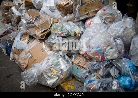 New York, NY, USA - 15. September 2021: Gesicherter Müll auf dem Bürgersteig in Manhattan, der auf einen routinemäßigen Pick-up-Truck des Gesundheitsministeriums wartet Stockfoto