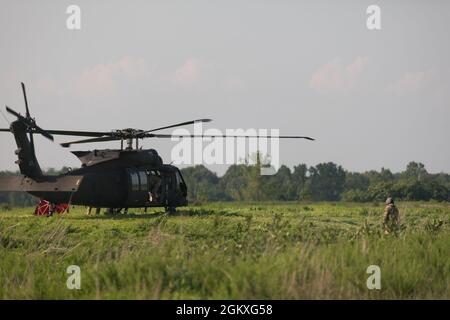 Soldaten der Nationalgarde der Kentucky Army bereiten sich darauf vor, am 19. Juli 2021 im Wendhell H. Ford Regional Training Center in Greenville, KY, Wassereimer zu trainieren. Besatzungsmitglieder von Bravo Co., 2/147. Assault Helicopter Battalion Züge mit UH-60 Black Hawks, um Waldbrände und Waldbrände zu löschen, um lokale Feuerwehren in Kentucky und den Nachbarstaaten zu unterstützen. Dieses Bild wurde elektronisch beschnitten und ethisch verbessert, um das Motiv hervorzuheben, und stellt das Motiv oder das Originalbild in keiner Weise falsch dar Stockfoto